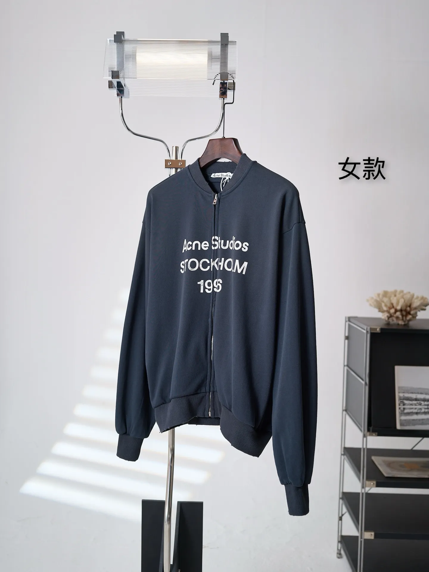 [Real auction] Acne Studios spray-painted distressed logo baseball collar jacket (women's style) [In Stock] S M L custom-made soft velvet fleece cotton, crisp and smooth, skin-friendly and soft. A charcoal-toned matte black sets the tone, and natural old-fashioned blending enriches the visual hierarchy. It has a calm and cool Nordic luxury temperament. The Acne Studios logo print on the chest serves as the visual focus, highlighting the brand's charm. The natural distressed smudge creates a layered beauty with warmth, the baseball collar zipper sweatshirt silhouette is cut, the loose shoulders weaken the restraint of the shoulder line, and the neat short cut proportion optimizes the waistline, easily creating a superior 37-point figure. The simple letters carry the retro atmosphere and create an effortless casual and fashionable feel. 1 Glue printing uses glue liquid paint to print patterns on fabrics, and bakes the fabric to fix the printed patterns. 2. Gradient distressed spray paint. By spraying dyes of different colors on the surface of the fabric, the clothes can show rich color changes under different lights and increase the visual layering. 3. Positioning and wear-and-tear. Many places on the garment body are regularly positioned and worn manually. Manual brush marks are added to add texture and depth to the surface of the clothing to imitate the texture of natural wear and tear. 4. Fermentation washing treatment: The fabrics have been fermentation washing, which makes the hand feel and texture better, is not easy to deform, shrink, and fade, and maintains long-term beauty and loose fit.